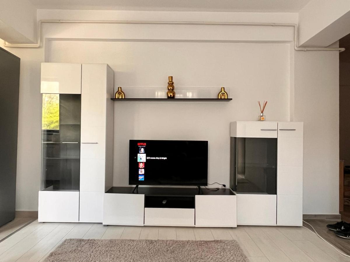 2 Rooms Apartment Airy & Bright Relax Яш Екстериор снимка